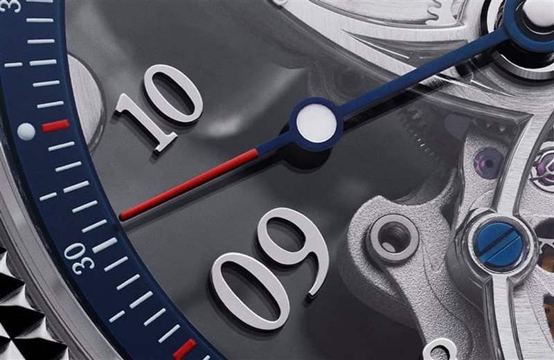 手錶融入對Gianluigi Buffon而言意義非凡的藍色與紅色，對手錶的視覺感受有畫龍點睛的作用。（Source：Artisans de Genève）