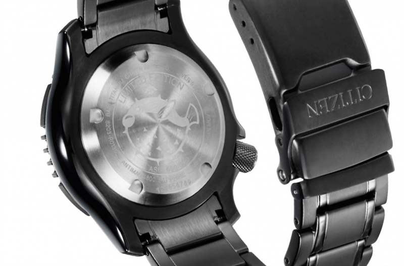 不要以為只有表面吸引，事實上表背同樣有故事！ 你會見到表底蓋上刻有