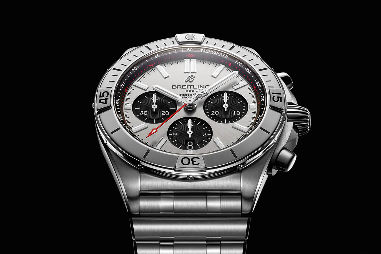 百年靈 Chronomat B01 42，銀色表盤和黑色對比色計(jì)時(shí)盤