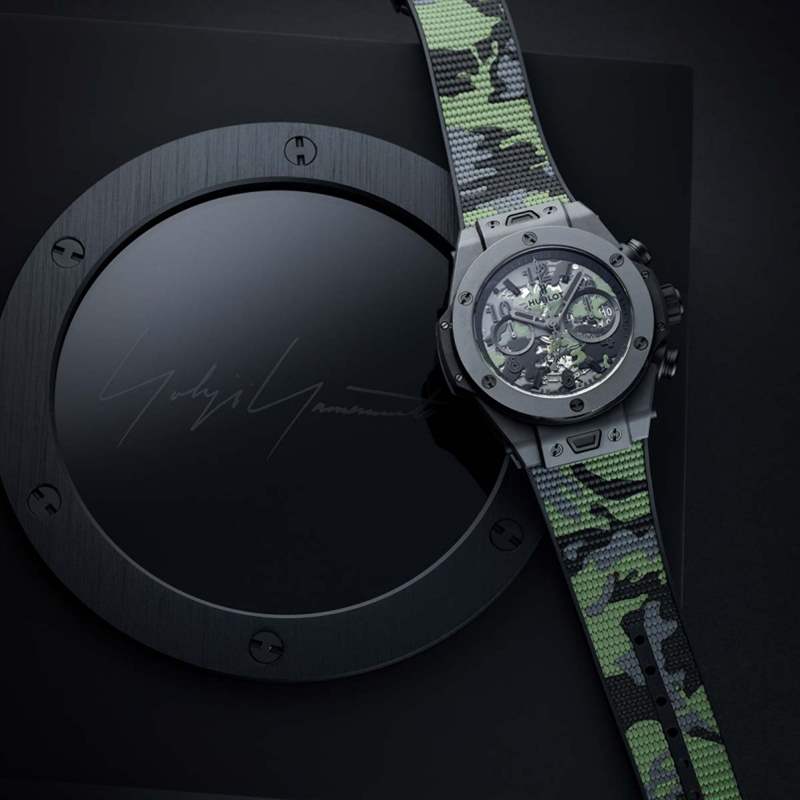而表帶也延續(xù)了表盤(pán)上迷彩圖案的原創(chuàng)結(jié)構(gòu)設(shè)計(jì)，不是單純印刷的迷彩