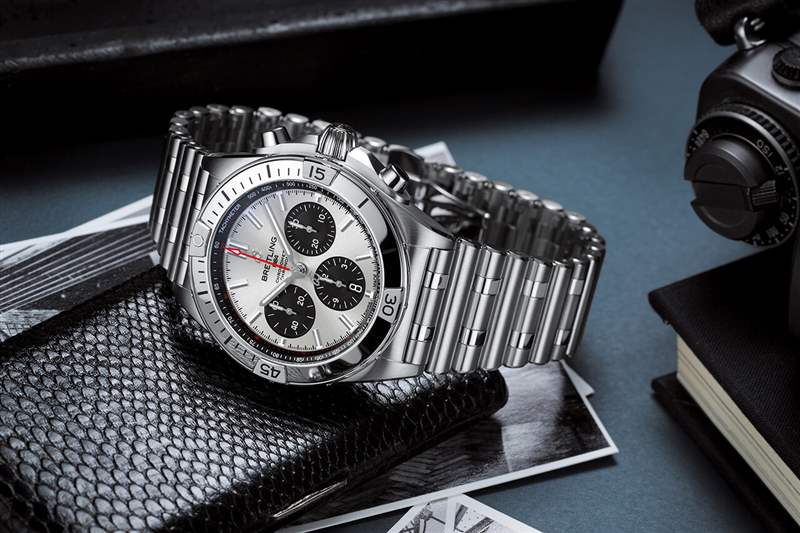百年靈 Chronomat B01 42，銀色表盤和黑色對比色計(jì)時(shí)盤