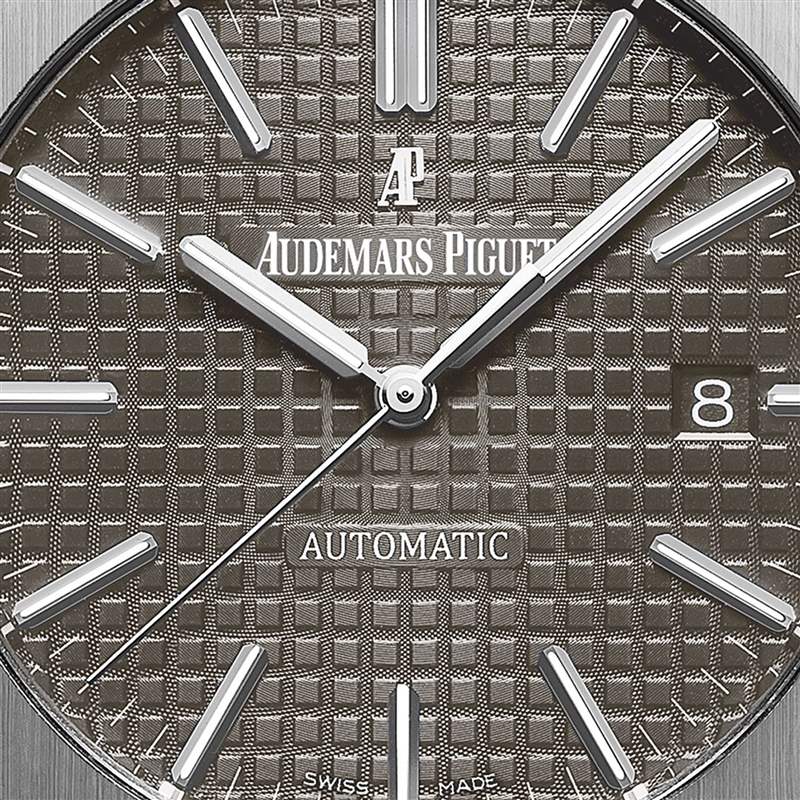 灰面的15450ST身價介於藍面與銀面之間，過去一年中價格漲幅達57%。（Source：IG@audemarspiguet）