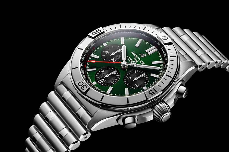 百年靈 Chronomat B01 42 Bentley 配備綠色表盤和黑色對比色計(jì)時(shí)盤