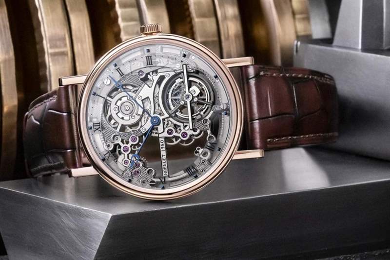 陀飛輪聽落簡(jiǎn)單,但實(shí)際工藝卻是非常復(fù)雜,事實(shí)上,當(dāng)時(shí)1801年申請(qǐng)專利,陀 什么是陀飛輪?機(jī)械手表入門必讀知識(shí)-復(fù)刻表