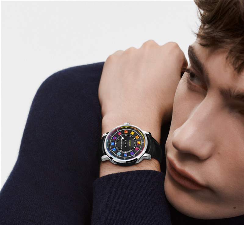 參考售價:HK$ 281,000(LOUIS VUITTON) LV鋼殼手表二連發招牌翻轉數字方塊創新吸睛銀灰、彩色應百客-復刻表