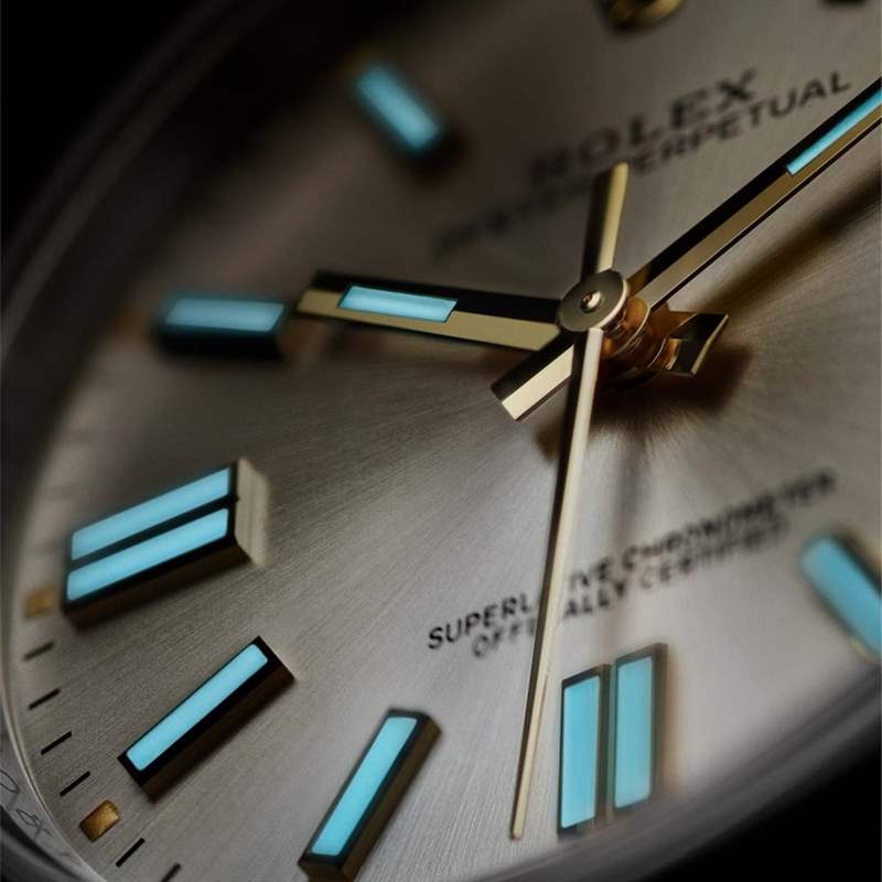 Oyster Perpetual表盤上的時標都一樣有夜光顯示，在黑夜間仍然可以清晰閱讀時間。