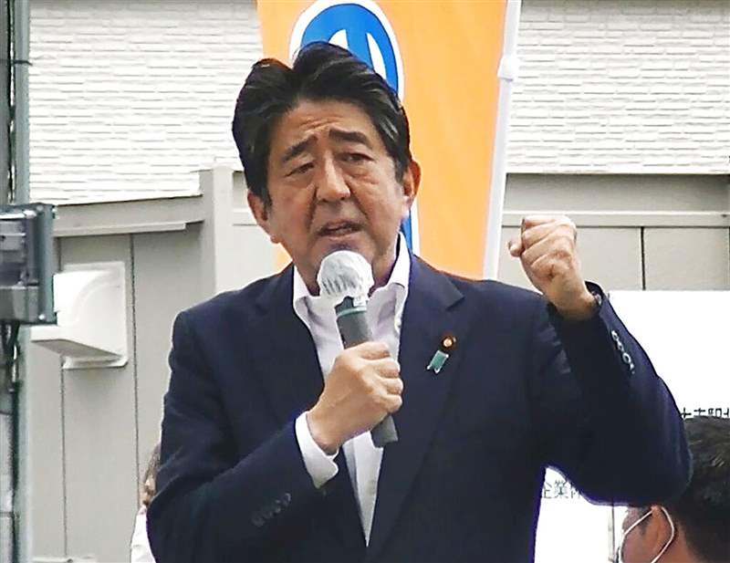 安倍晉三遇刺：日本前首相安倍晉三2022年7月8日早上在日本奈良進行競選演講時被人開槍射擊，已被送到附近的一家醫院。 圖為影片截圖，相中的安倍正在進行演說，但不久后便中槍倒地。 （AP）