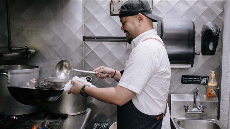 四+一“我需要一塊堅(jiān)固的手表,在電視上看起來(lái)真的很好,并且可以在泡沫中幸存下來(lái)”-復(fù)刻表