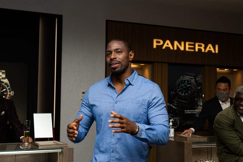 照片報道這群人聚集在一起慶祝通過黑人文化的鏡頭收集手表-復刻表