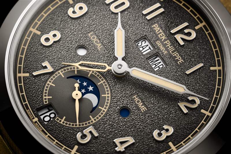 推出百達翡麗年歷旅行時間參考。5326G結(jié)合了兩種百達翡麗標志性復(fù)雜功能-復(fù)刻表