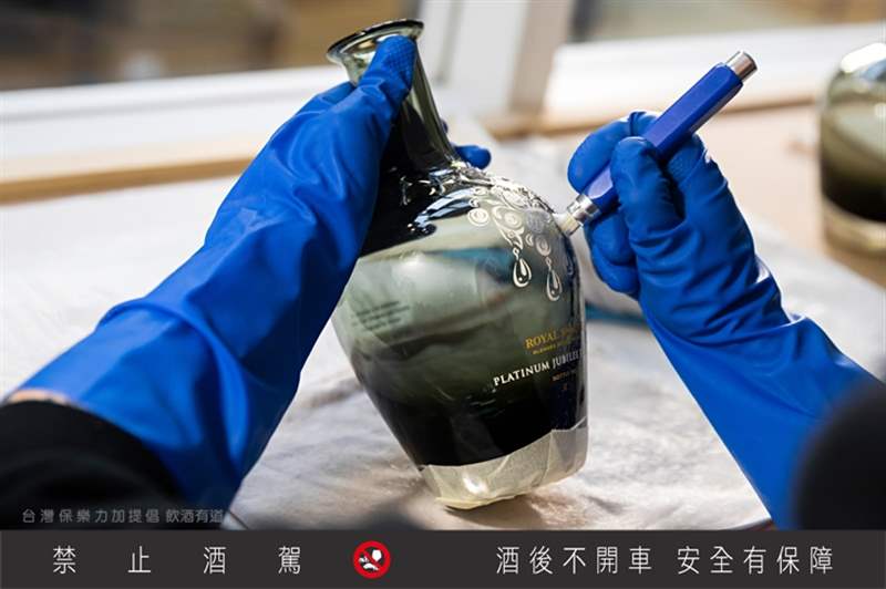 皇家禮炮致敬白金禧深遠(yuǎn)意義珍稀威士忌的完美調(diào)和成就時代定義