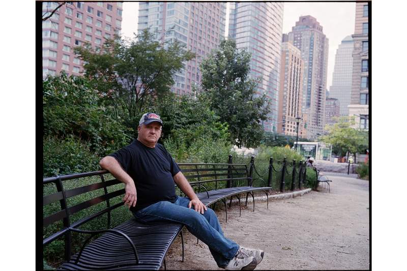 一名男子在曼哈頓下城的長凳上擺姿勢