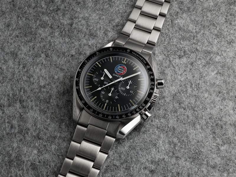 這只OMEGA手表據(jù)說一位義大利高級鐘表經(jīng)銷商特別向歐米茄訂制了一批面盤印有Apollo-Soyuz Test Project Logo的登月表以茲紀念，數(shù)量不超過500只。 （Source：timeandtidewatchbes）