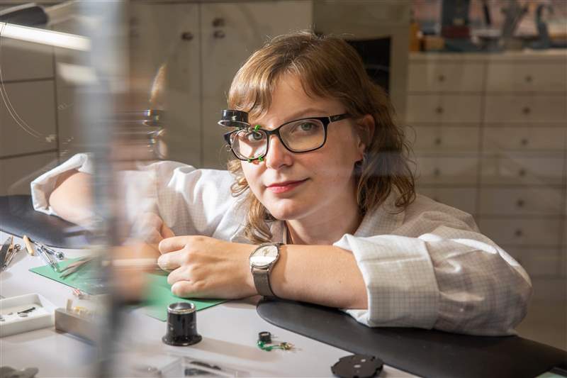 Venla Voutilainen 在她的工作臺前。