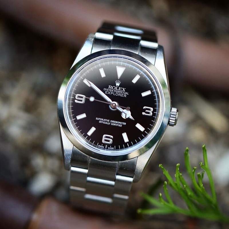 2001推出年的114270,心臟換上更穩(wěn)定的3130機芯,外表大致一樣,只是時標的邊框 回顧Rolex Explorer歷史|369豈止是勞力士入門表!-復(fù)刻表