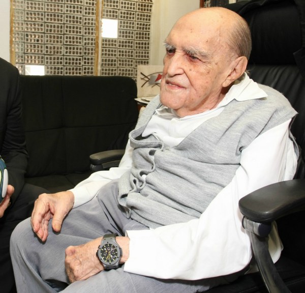 為建筑師奧斯卡·尼邁耶設計的Hublot Big Bang腕表-復刻表