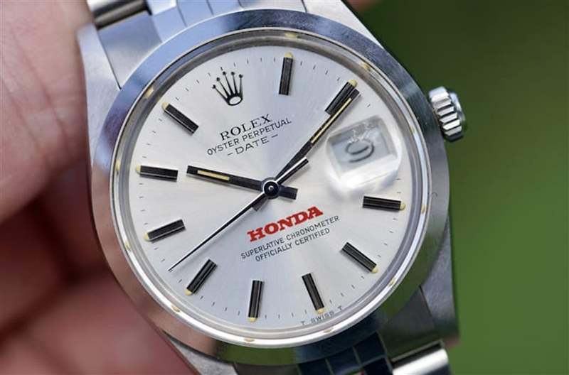 古董表選物店Wind Vintage最近上架一款勞力士Oyster Perpetual Date 15000，面盤印有本田車廠標(biāo)志非常少見。 （Source：Wind Vintage）