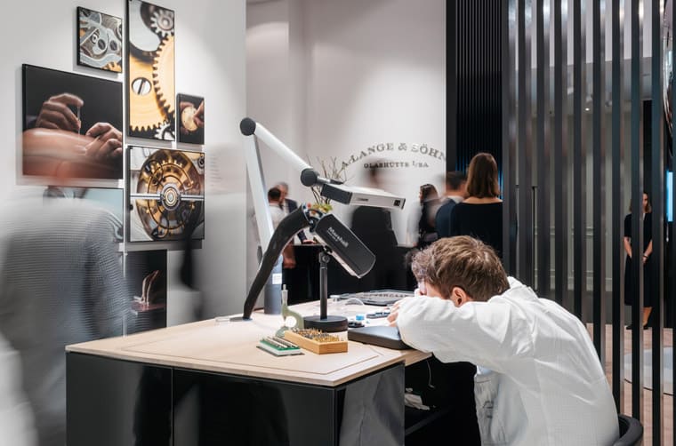 倫敦哈洛德百貨出現一支超巨大朗格Odysseus計時碼表比實表大50倍！-復刻表