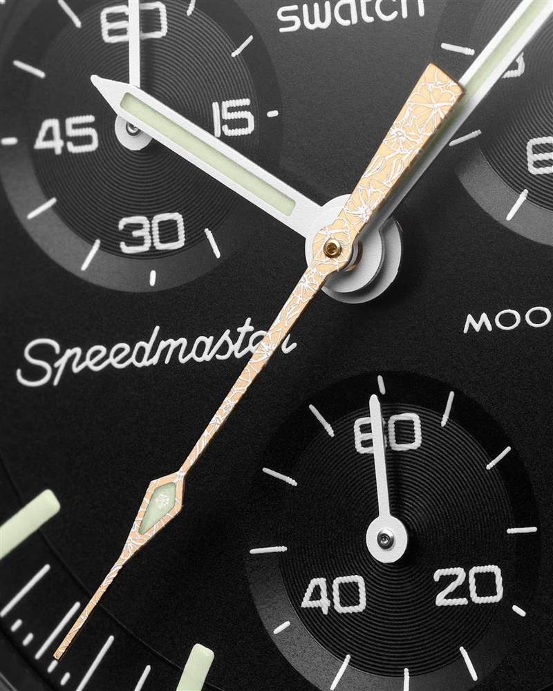 設計靈感來自夜間綻放的花朵,因為盛開的花形輪廓如同滿月的圓形,白色的花朵輪廓線條讓指針又多了些新話題。(IG@swatch) OMEGA MoonSwatch第5波!Moonshine大秒針有新「驚喜」你buy嗎?-復刻表