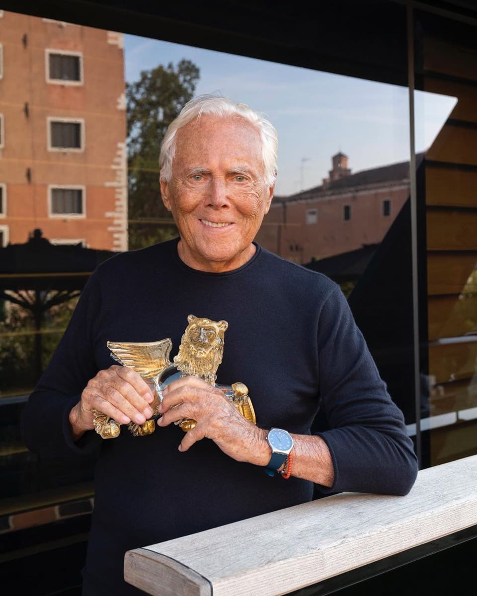 時尚大師Armani亞曼尼獲頒金獅獎帶了一支簡潔俐落價格不貴的表-復(fù)刻表