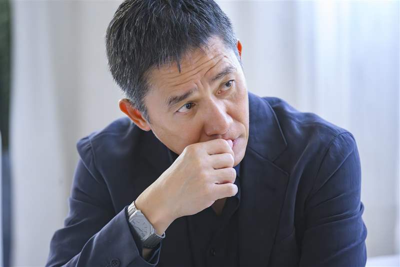 梁朝偉接受訪問時，戴上一枚BVLGARI Octo Finissimo Automatic腕錶（圖片來源：BVLGARI）