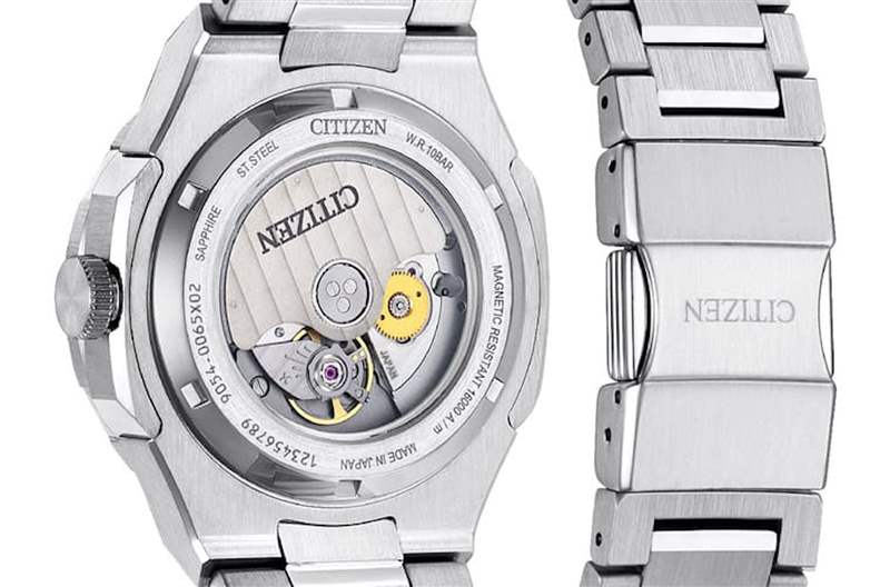 透明底蓋下是手表搭載的機(jī)芯,讓人可以窺見(jiàn)機(jī)械表有別于石英表的本質(zhì)。 (CITIZEN官網(wǎng)) 職場(chǎng)手表|買(mǎi)不到百事圈、綠水鬼?CITIZEN、SEIKO平替版萬(wàn)初入手-復(fù)刻表